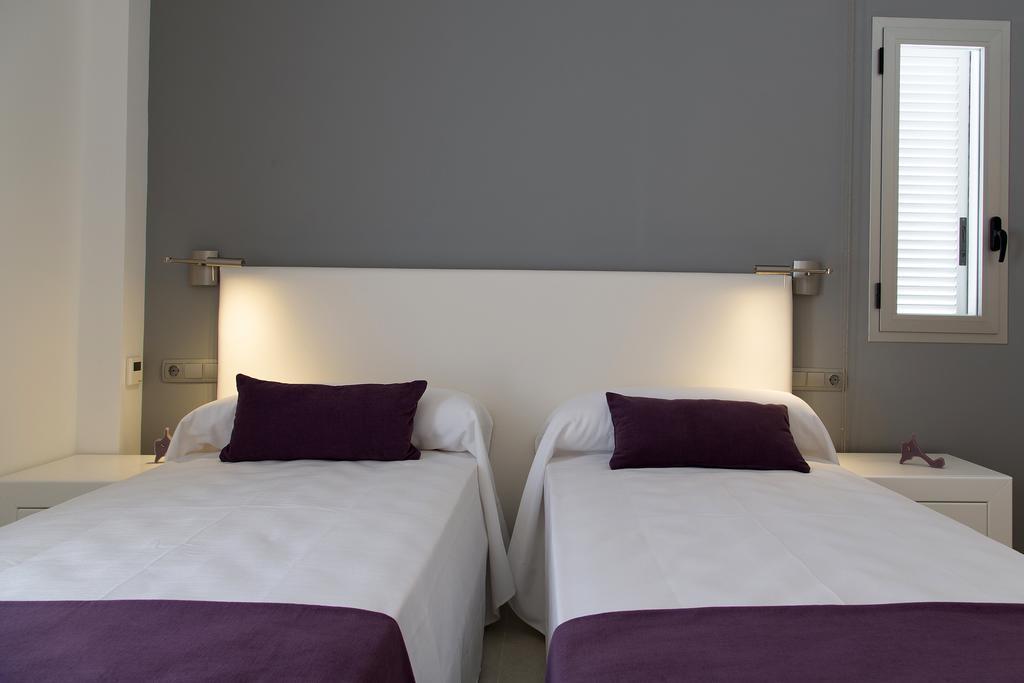 Apartamentos Proa - Emar Hotels Only Adults Es Pujols Ruang foto