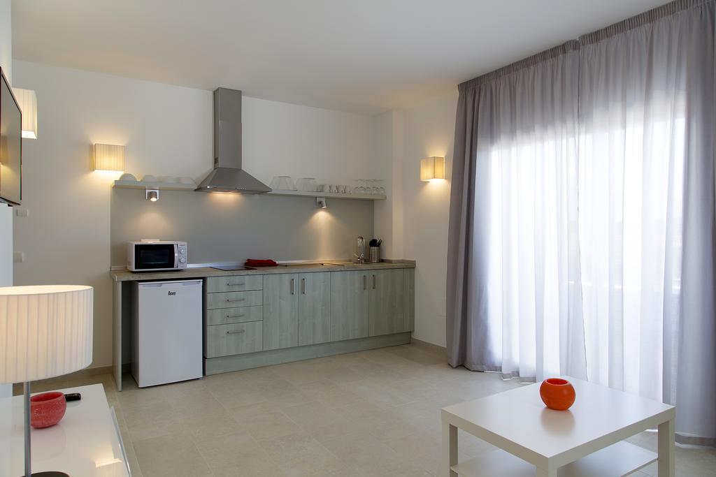 Apartamentos Proa - Emar Hotels Only Adults Es Pujols Ruang foto